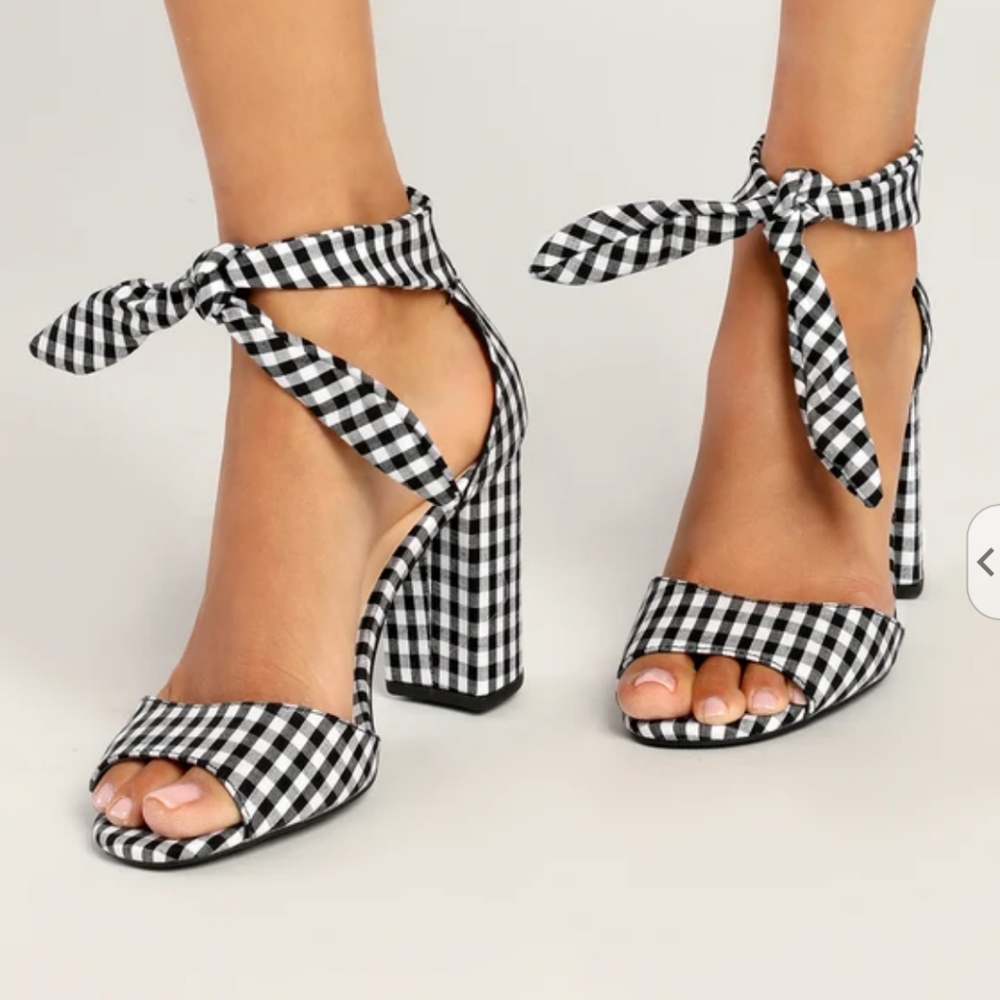 NWOT Lulus gingham block heels